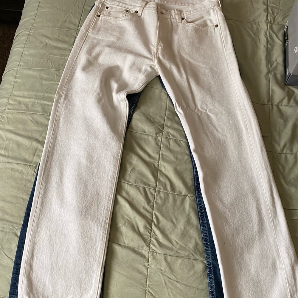 White Levi’s 501